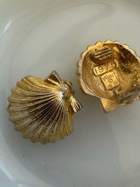 Gold Tone Shell Mimi di Nascemi 1975 Clip-On Earrings